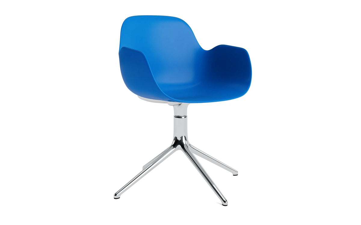 Form Drehstuhl Leuchtendes Blau /Aluminium in Leuchtendes Blau präsentiert im Onlineshop von KAQTU Design AG. Bürostuhl ist von Normann Copenhagen