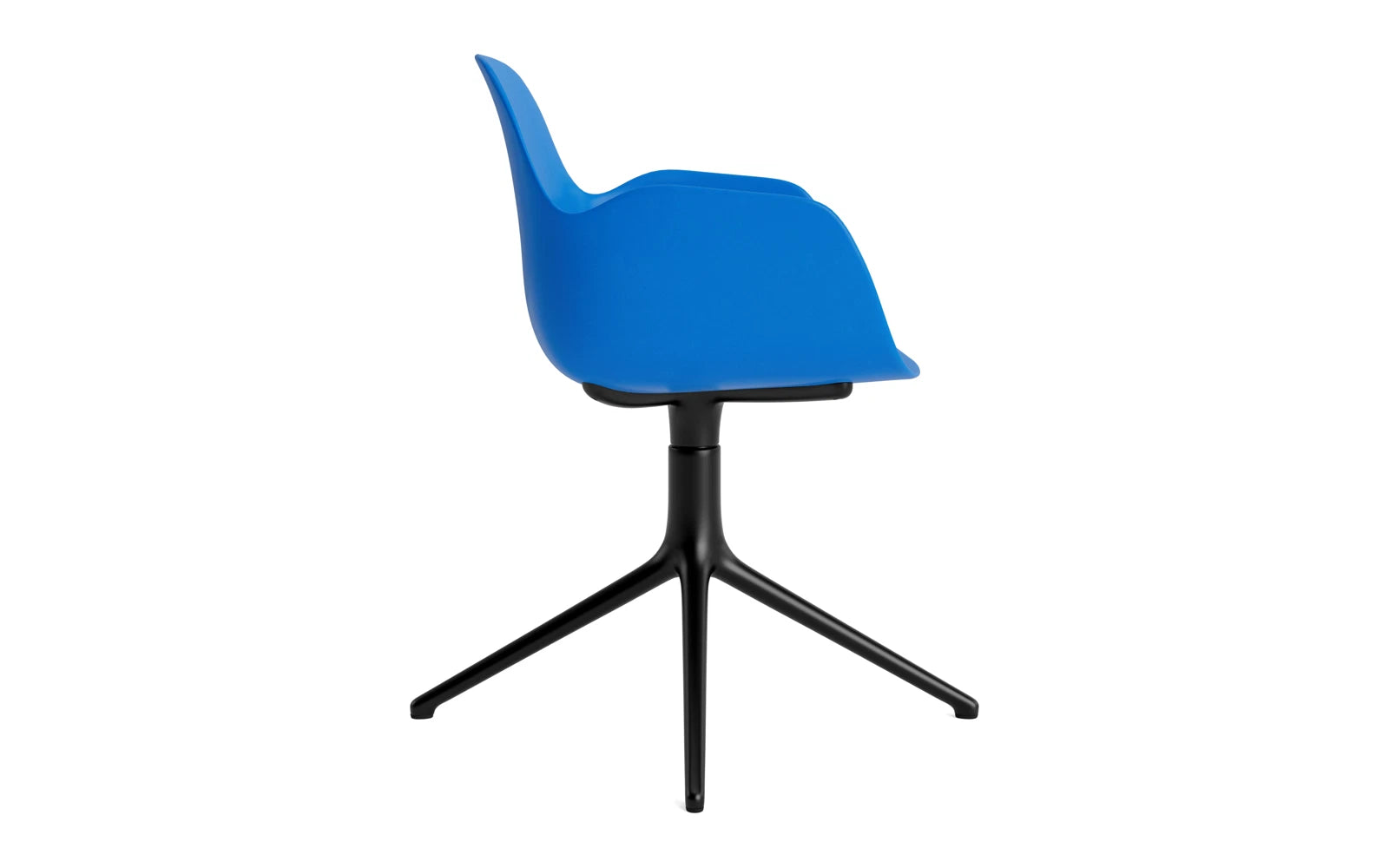 Form Drehsessel Leuchtendes Blau/schwarzes Aluminium in  präsentiert im Onlineshop von KAQTU Design AG. Sessel ist von Normann Copenhagen