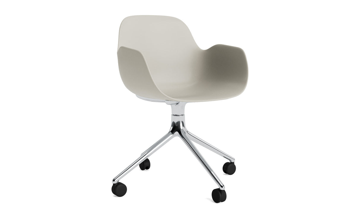 Form Drehstuhl 4W Aluminium/Hellgrau in Hellgrau präsentiert im Onlineshop von KAQTU Design AG. Bürostuhl ist von Normann Copenhagen