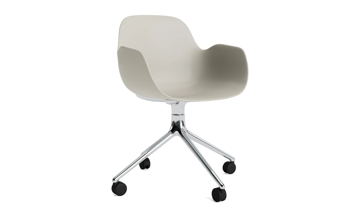 Form Drehstuhl 4W Aluminium/Hellgrau in Hellgrau präsentiert im Onlineshop von KAQTU Design AG. Bürostuhl ist von Normann Copenhagen