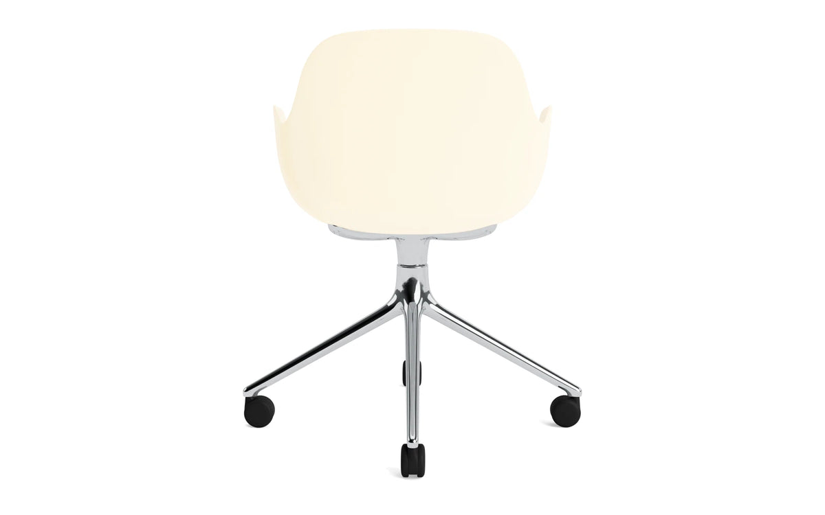 Form Drehstuhl 4W Aluminium/Creme in Creme präsentiert im Onlineshop von KAQTU Design AG. Bürostuhl ist von Normann Copenhagen