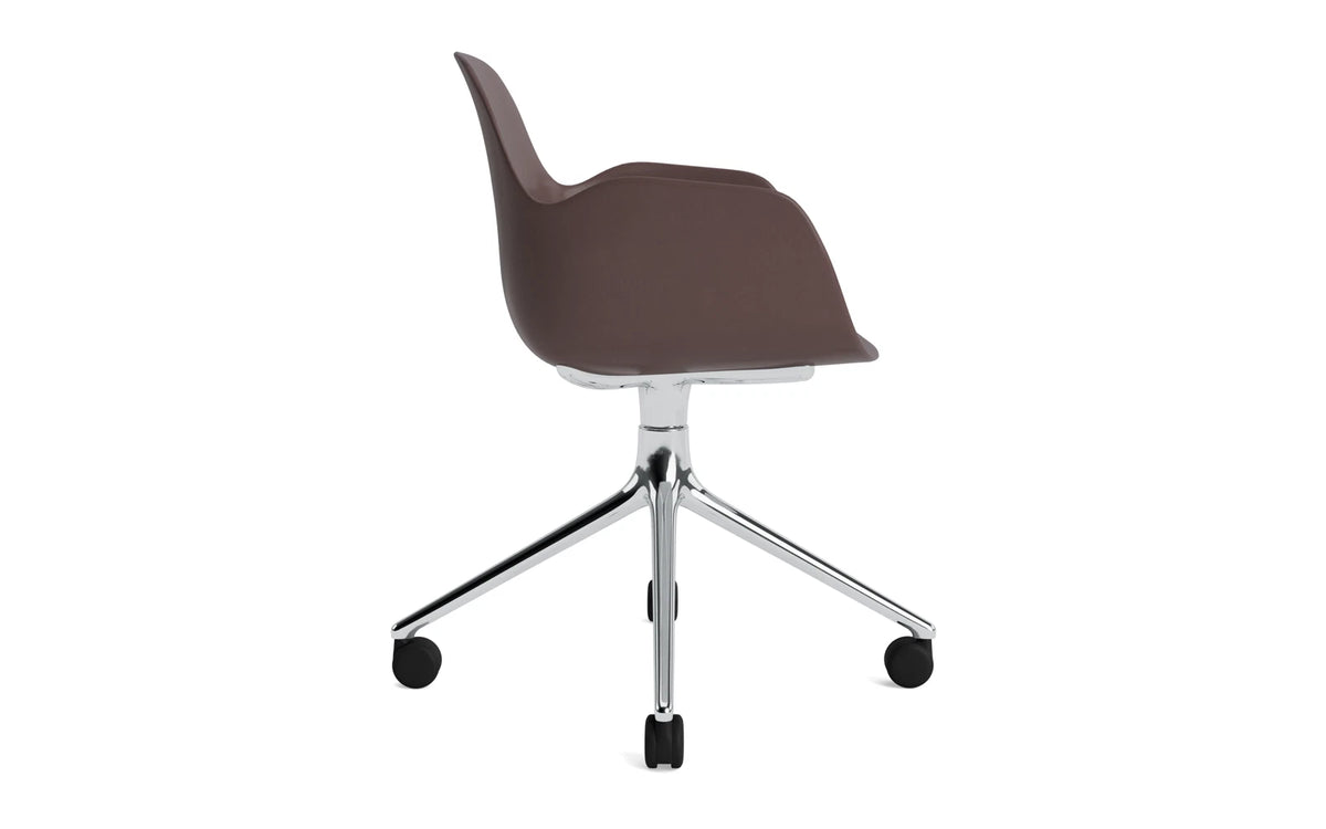 Form Drehstuhl 4W Aluminium/Braun in Braun präsentiert im Onlineshop von KAQTU Design AG. Bürostuhl ist von Normann Copenhagen