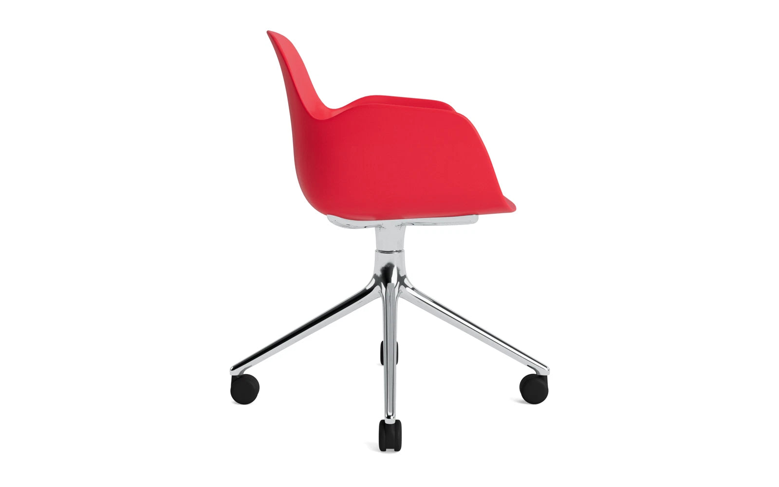 Form Drehsessel 4W Aluminium/Leuchtendes rot in  präsentiert im Onlineshop von KAQTU Design AG. Sessel ist von Normann Copenhagen