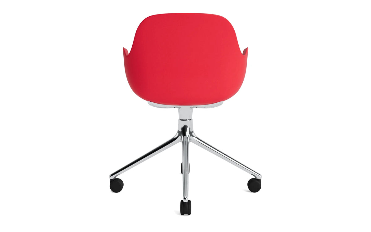 Form Drehstuhl 4W Aluminium/Leuchtendes rot in Leuchtendes rot präsentiert im Onlineshop von KAQTU Design AG. Bürostuhl ist von Normann Copenhagen