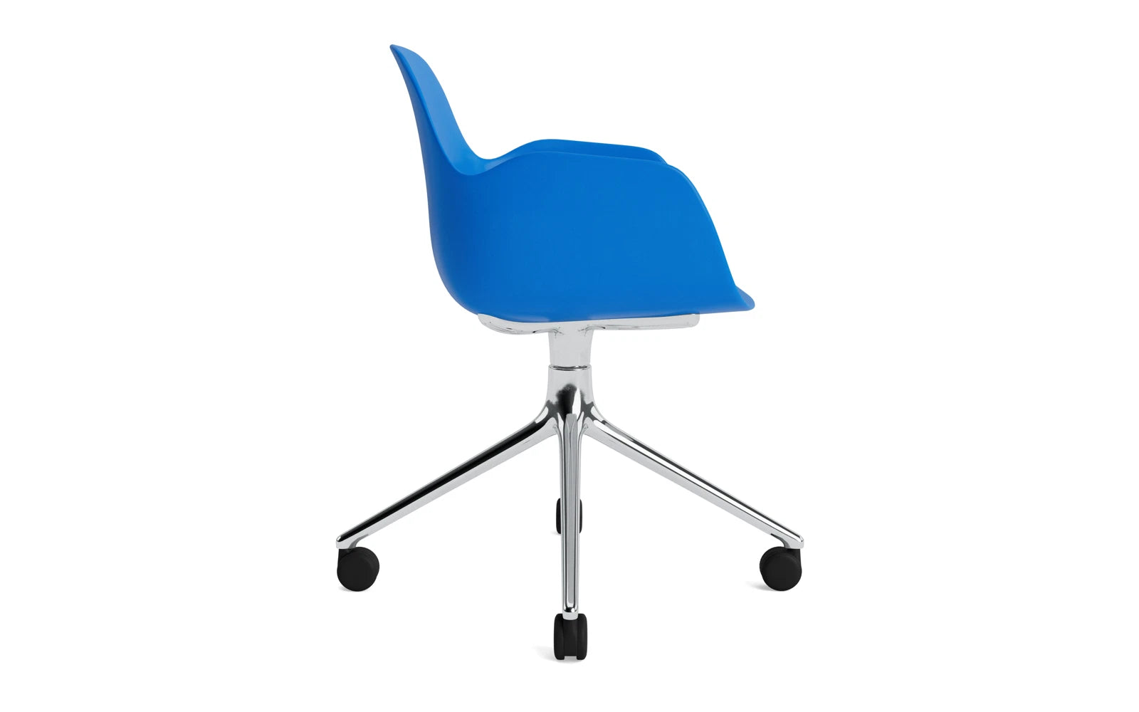 Form Drehsessel 4W Aluminium/Leuchtendes blau in  präsentiert im Onlineshop von KAQTU Design AG. Sessel ist von Normann Copenhagen