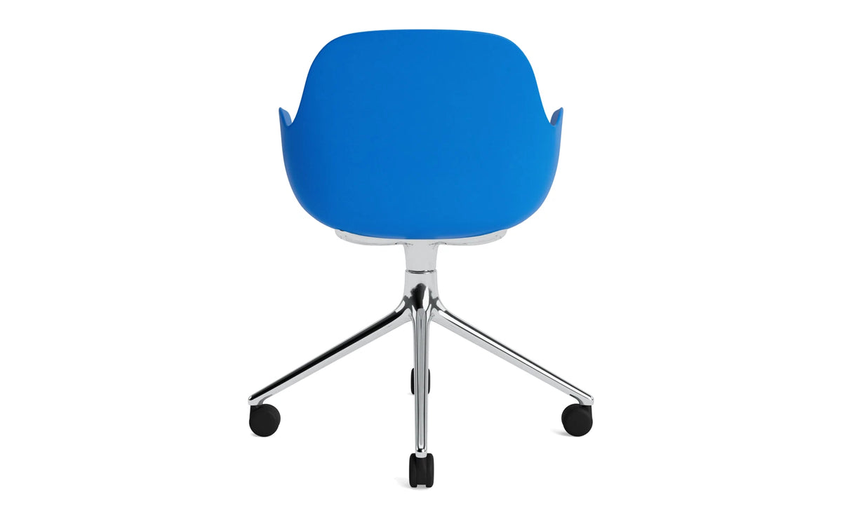 Form Drehstuhl 4W Aluminium/Leuchtendes blau in Leuchtendes blau präsentiert im Onlineshop von KAQTU Design AG. Bürostuhl ist von Normann Copenhagen