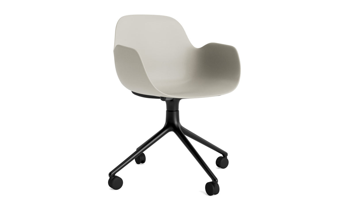 Form Drehstuhl 4W schwarzes Aluminium/Hellgrau in Hellgrau präsentiert im Onlineshop von KAQTU Design AG. Bürostuhl ist von Normann Copenhagen