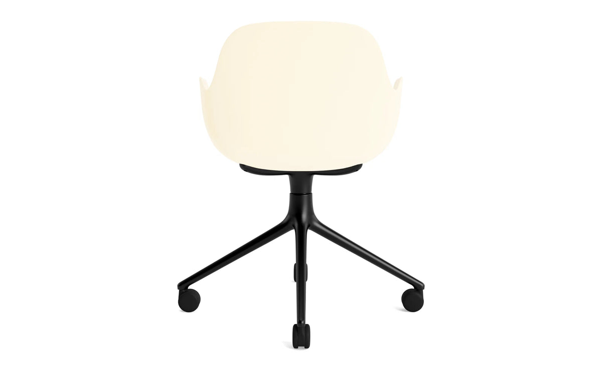 Form Drehstuhl 4W schwarzes Aluminium/Creme in Creme präsentiert im Onlineshop von KAQTU Design AG. Bürostuhl ist von Normann Copenhagen