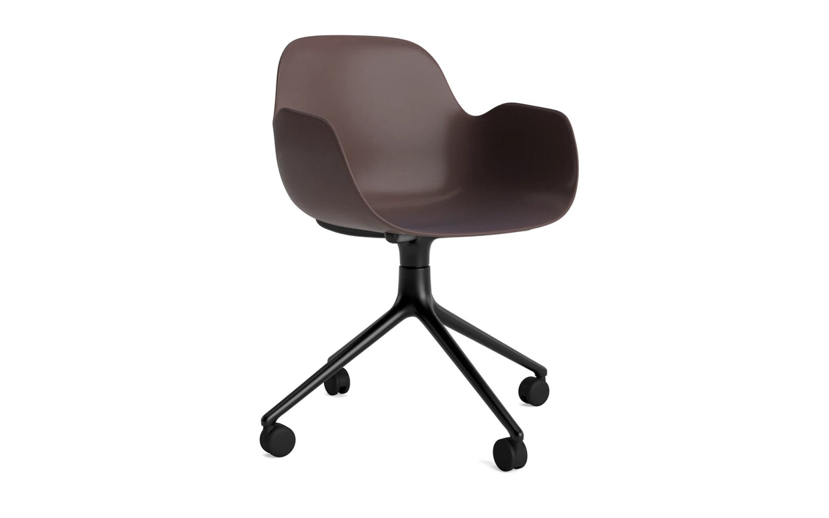 Form Drehstuhl 4W schwarzes Aluminium/Braun in Braun präsentiert im Onlineshop von KAQTU Design AG. Bürostuhl ist von Normann Copenhagen