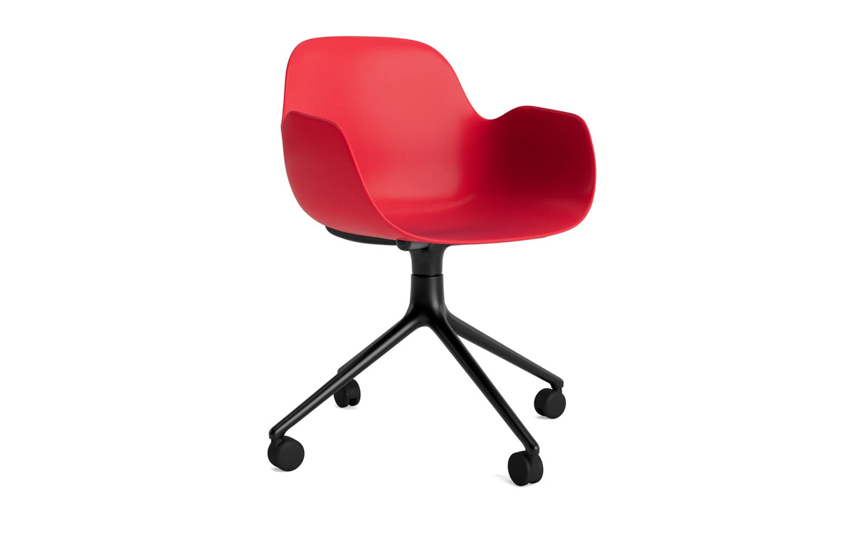 Form Drehstuhl 4W schwarzes Aluminium/Leuchtendes rot in Leuchtendes rot präsentiert im Onlineshop von KAQTU Design AG. Bürostuhl ist von Normann Copenhagen