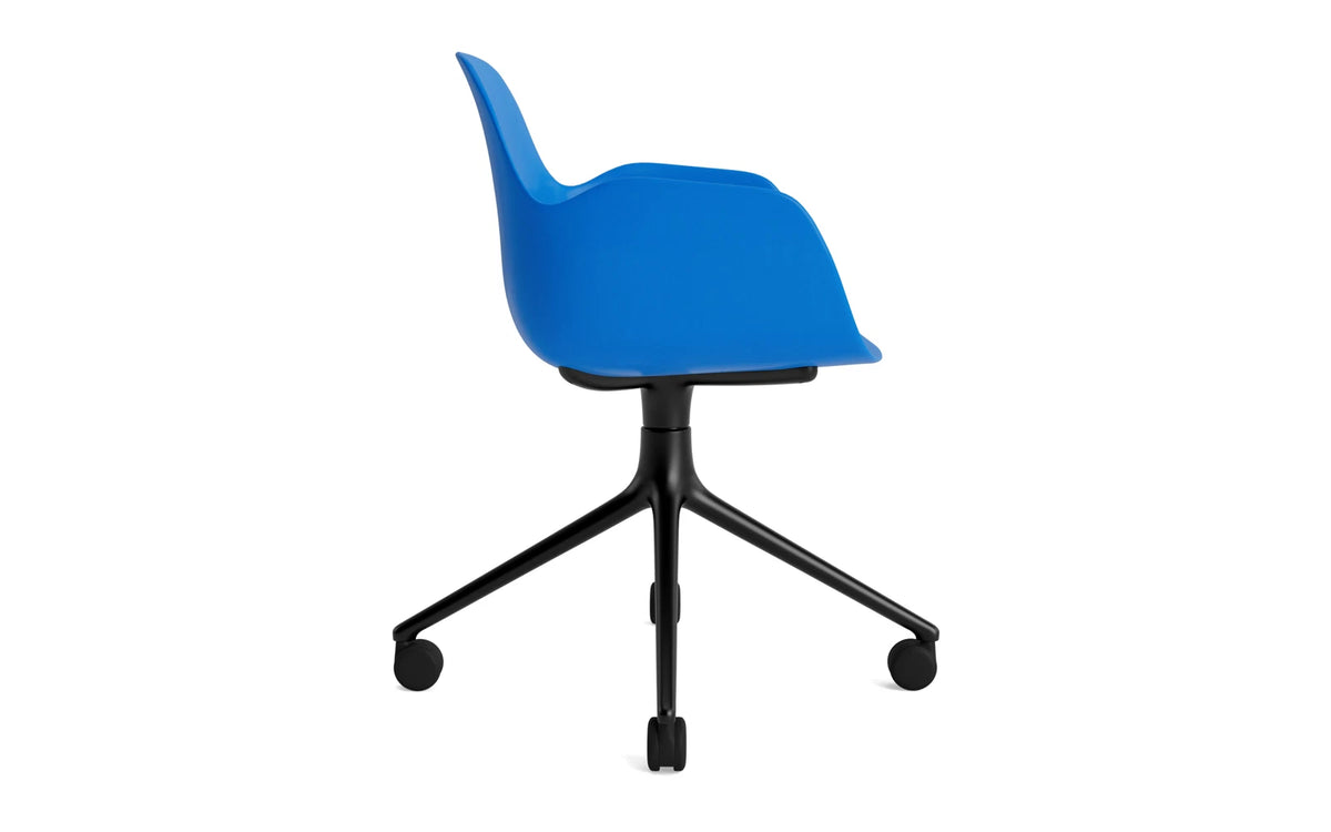 Form Drehstuhl 4W schwarzes Aluminium/Leuchtendes blau in Leuchtendes blau präsentiert im Onlineshop von KAQTU Design AG. Bürostuhl ist von Normann Copenhagen