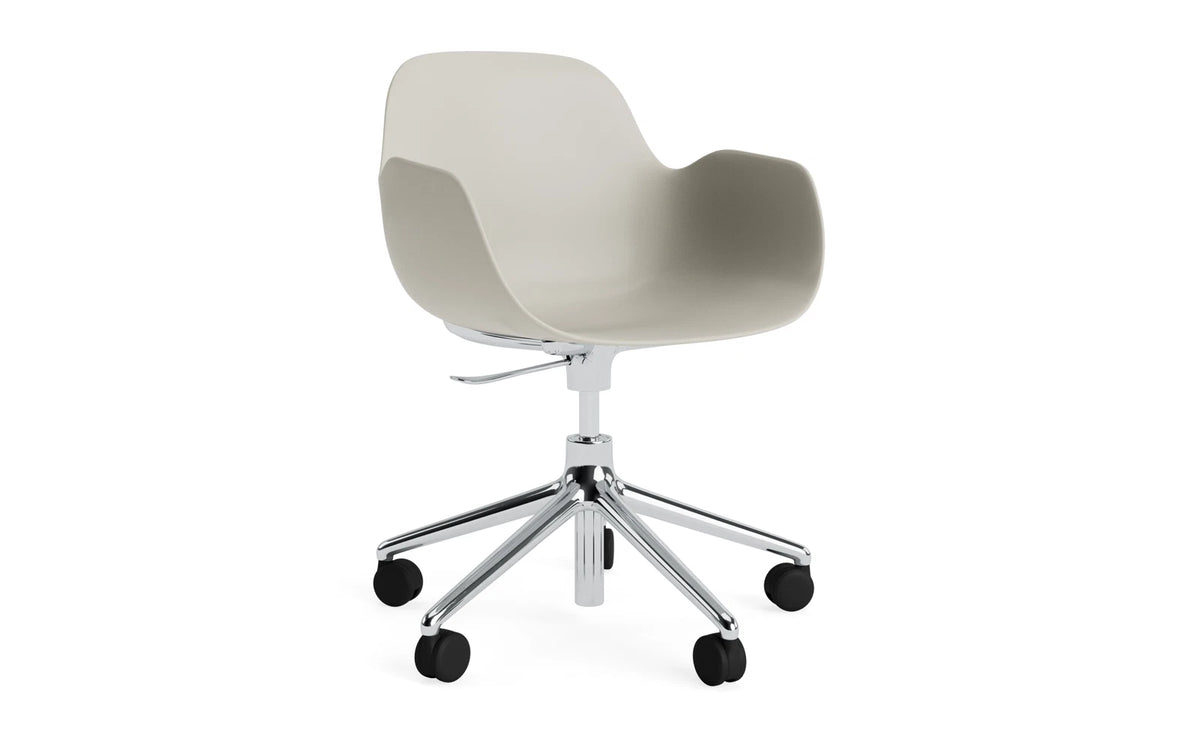 Form Drehstuhl mit Rollen Hellgrau/Aluminium in Hellgrau präsentiert im Onlineshop von KAQTU Design AG. Bürostuhl ist von Normann Copenhagen