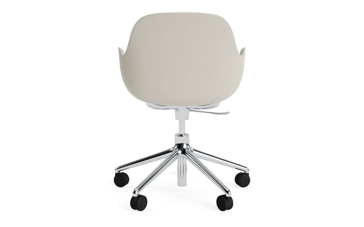 Form Drehstuhl mit Rollen Hellgrau/Aluminium in Hellgrau präsentiert im Onlineshop von KAQTU Design AG. Bürostuhl ist von Normann Copenhagen