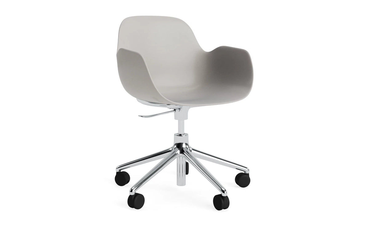 Form Drehstuhl mit Rollen Warmes grau/Aluminium in Warmes grau präsentiert im Onlineshop von KAQTU Design AG. Bürostuhl ist von Normann Copenhagen