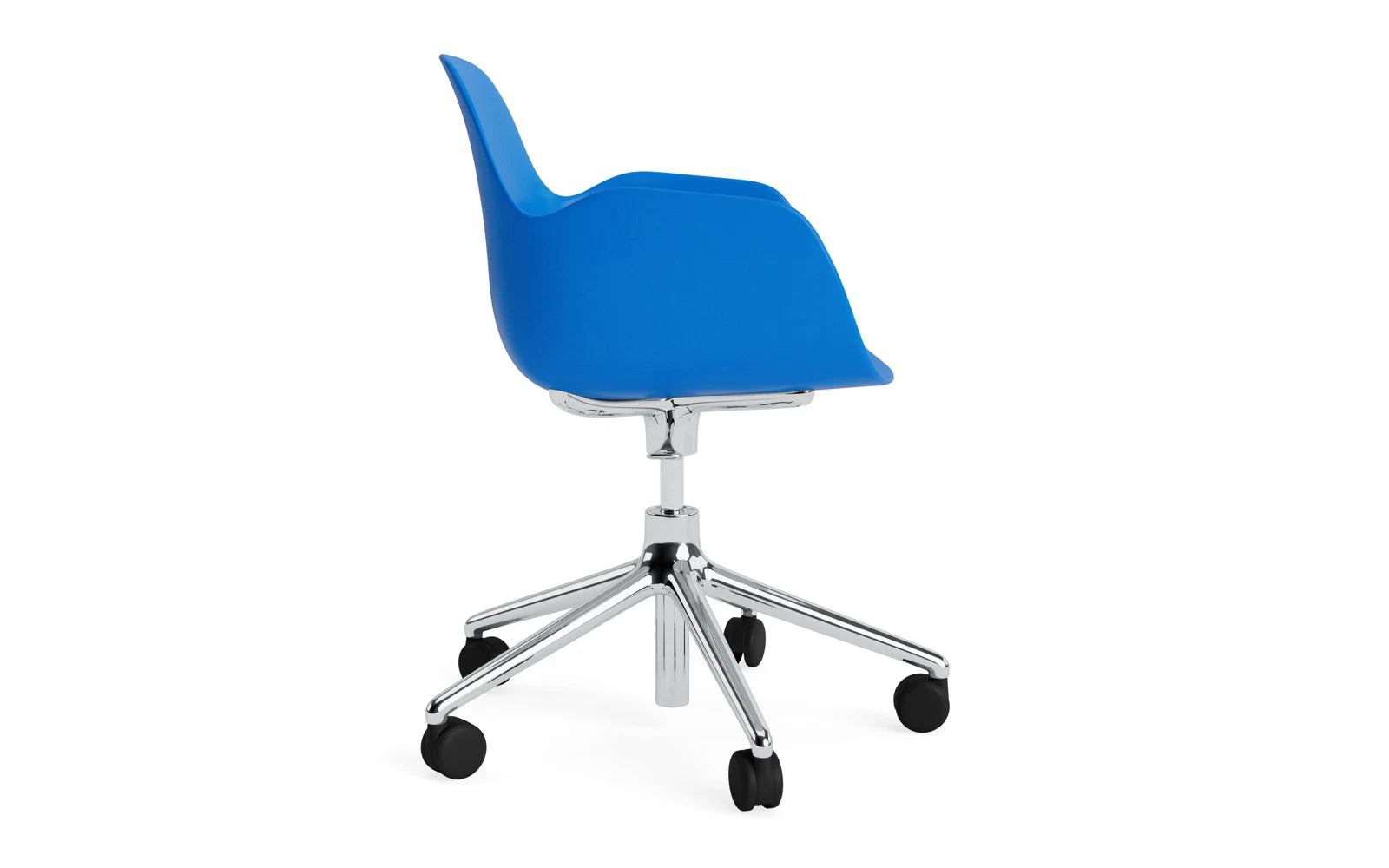 Form Drehsessel mit Rollen Leuchtendes blau/Aluminium in  präsentiert im Onlineshop von KAQTU Design AG. Sessel ist von Normann Copenhagen