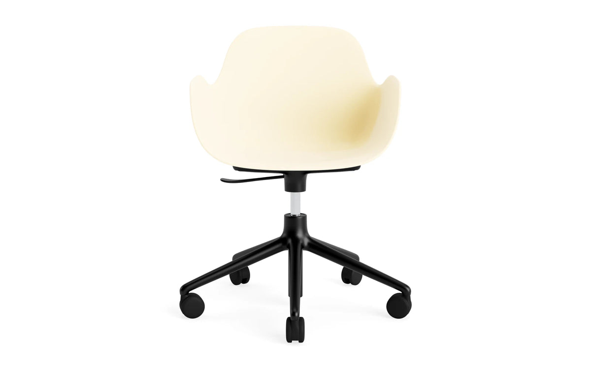 Form Drehstuhl mit Rollen Creme/schwarzes Aluminium in Creme präsentiert im Onlineshop von KAQTU Design AG. Bürostuhl ist von Normann Copenhagen