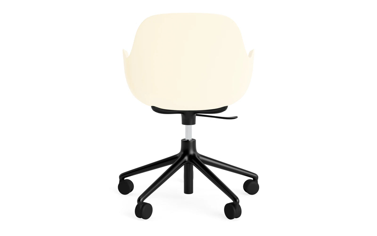 Form Drehstuhl mit Rollen Creme/schwarzes Aluminium in Creme präsentiert im Onlineshop von KAQTU Design AG. Bürostuhl ist von Normann Copenhagen