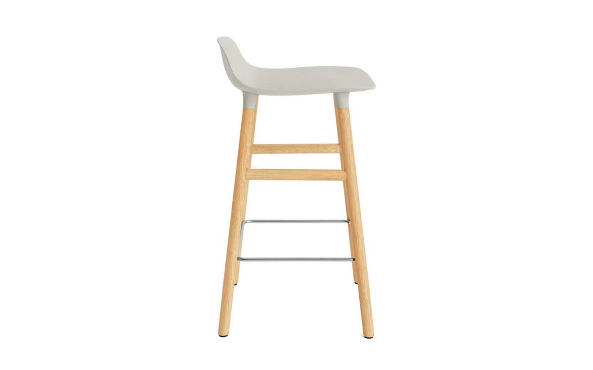 Form Barstuhl 65 cm hellgrau/Eiche in Hellgrau präsentiert im Onlineshop von KAQTU Design AG. Barstuhl ist von Normann Copenhagen
