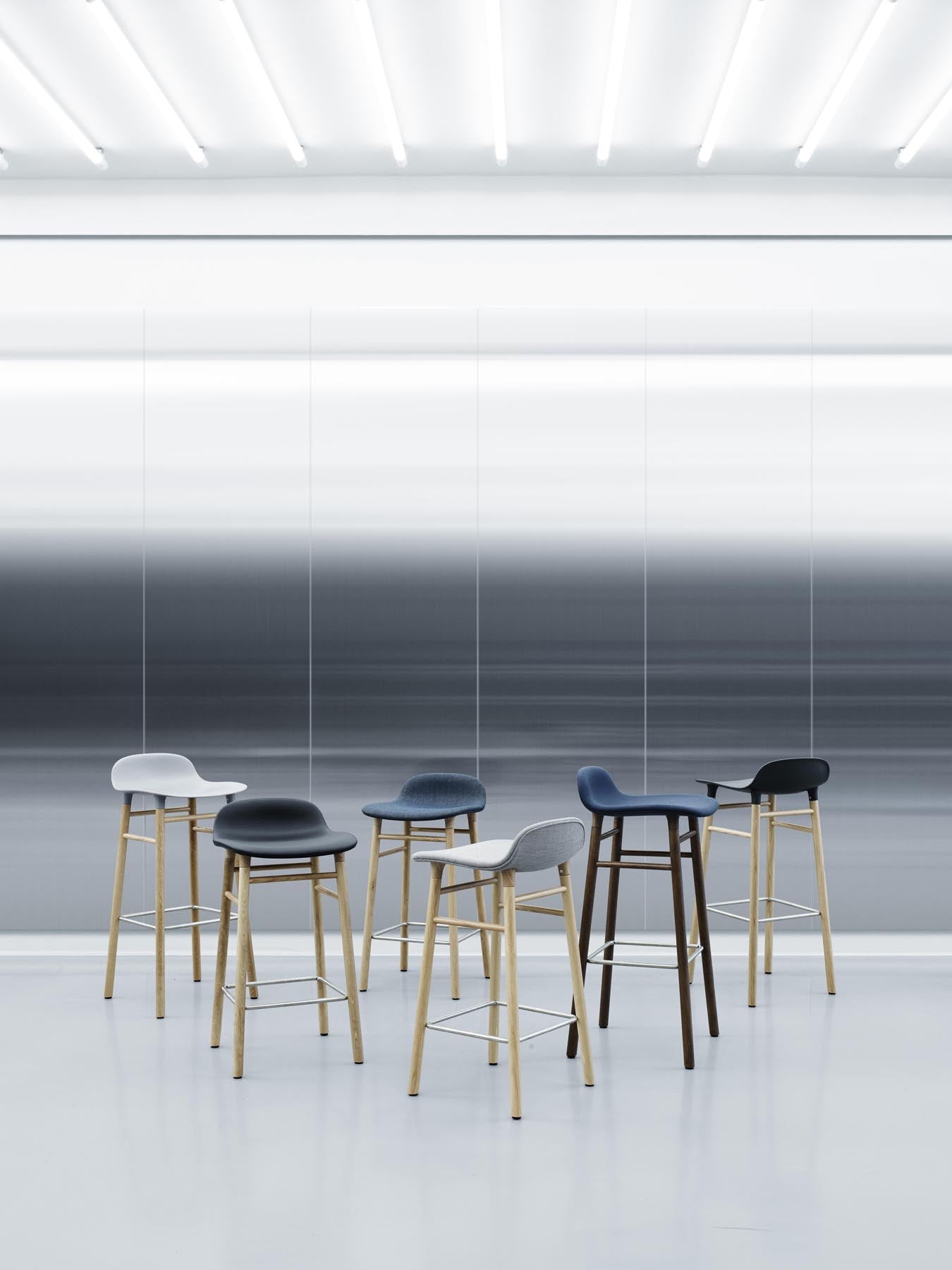 Form Barstuhl 65 cm braun/Eiche in  präsentiert im Onlineshop von KAQTU Design AG. Barstuhl ist von Normann Copenhagen