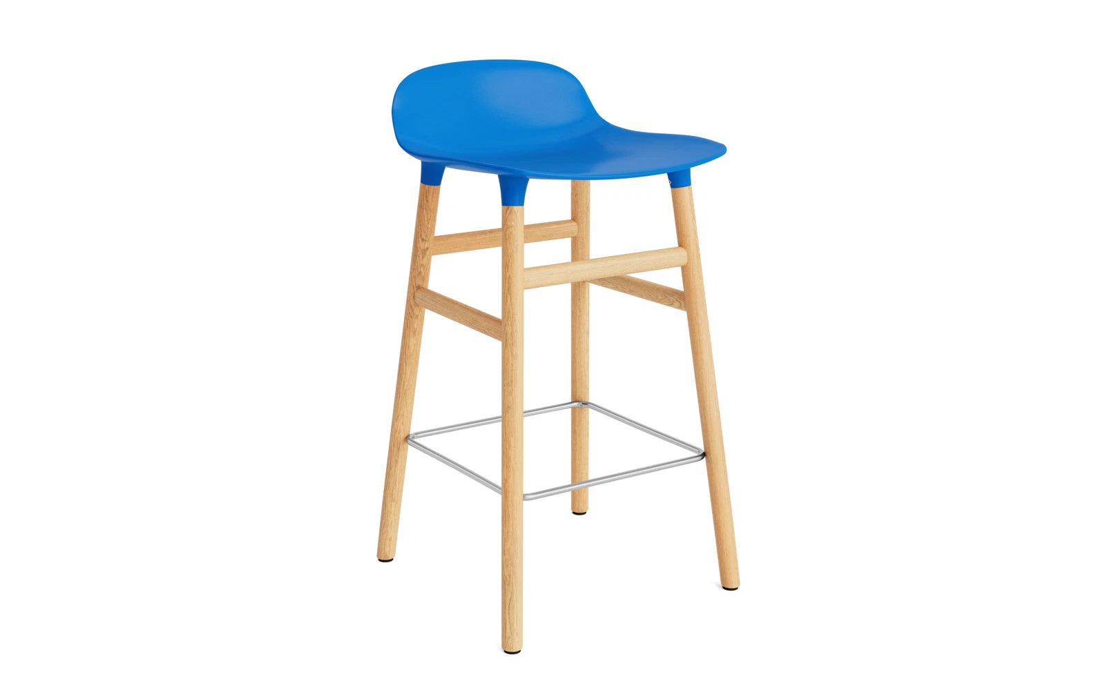 Form Barstuhl 65 cm leuchtendes blau/Eiche in  präsentiert im Onlineshop von KAQTU Design AG. Barstuhl ist von Normann Copenhagen