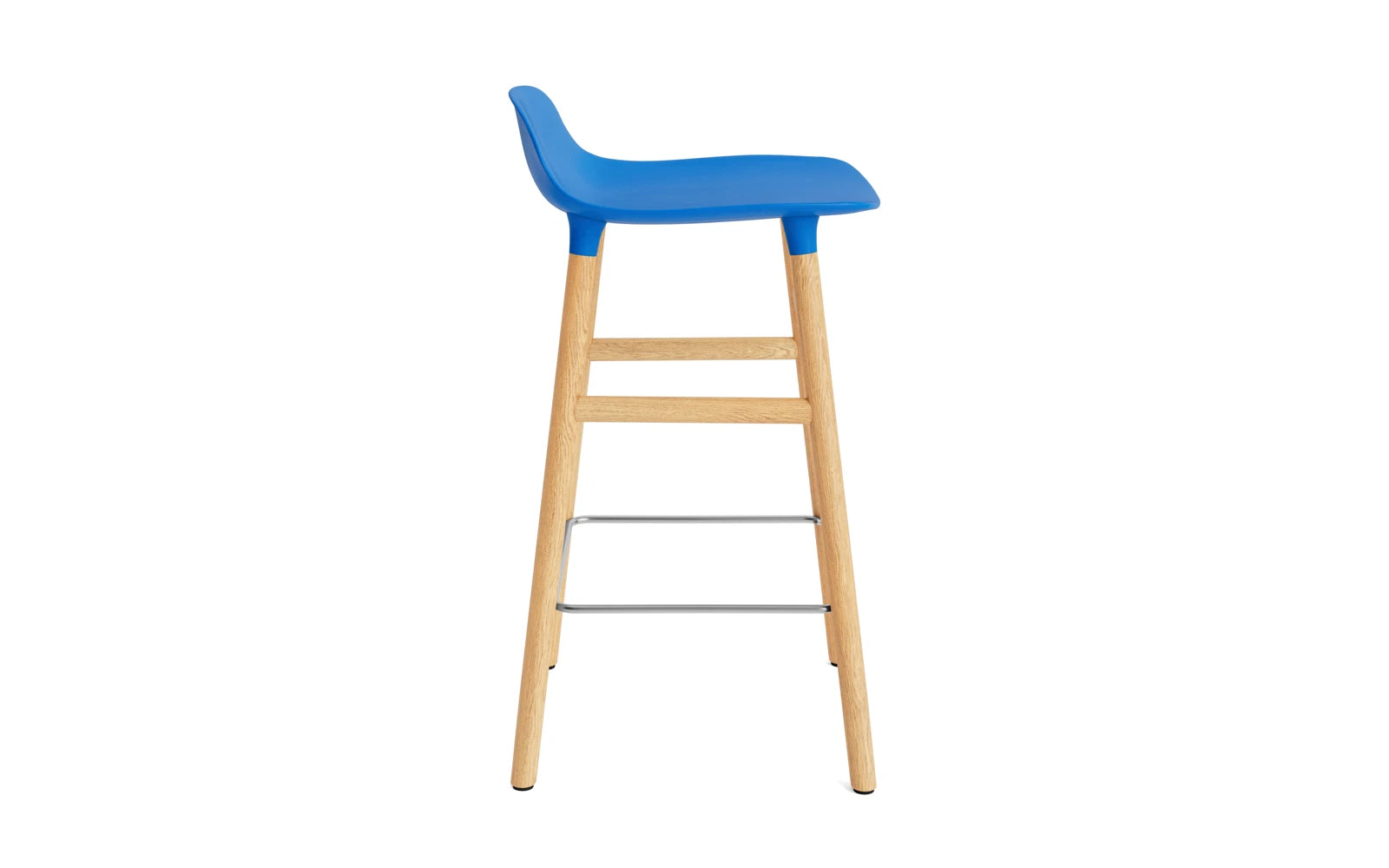 Form Barstuhl 65 cm leuchtendes blau/Eiche in  präsentiert im Onlineshop von KAQTU Design AG. Barstuhl ist von Normann Copenhagen