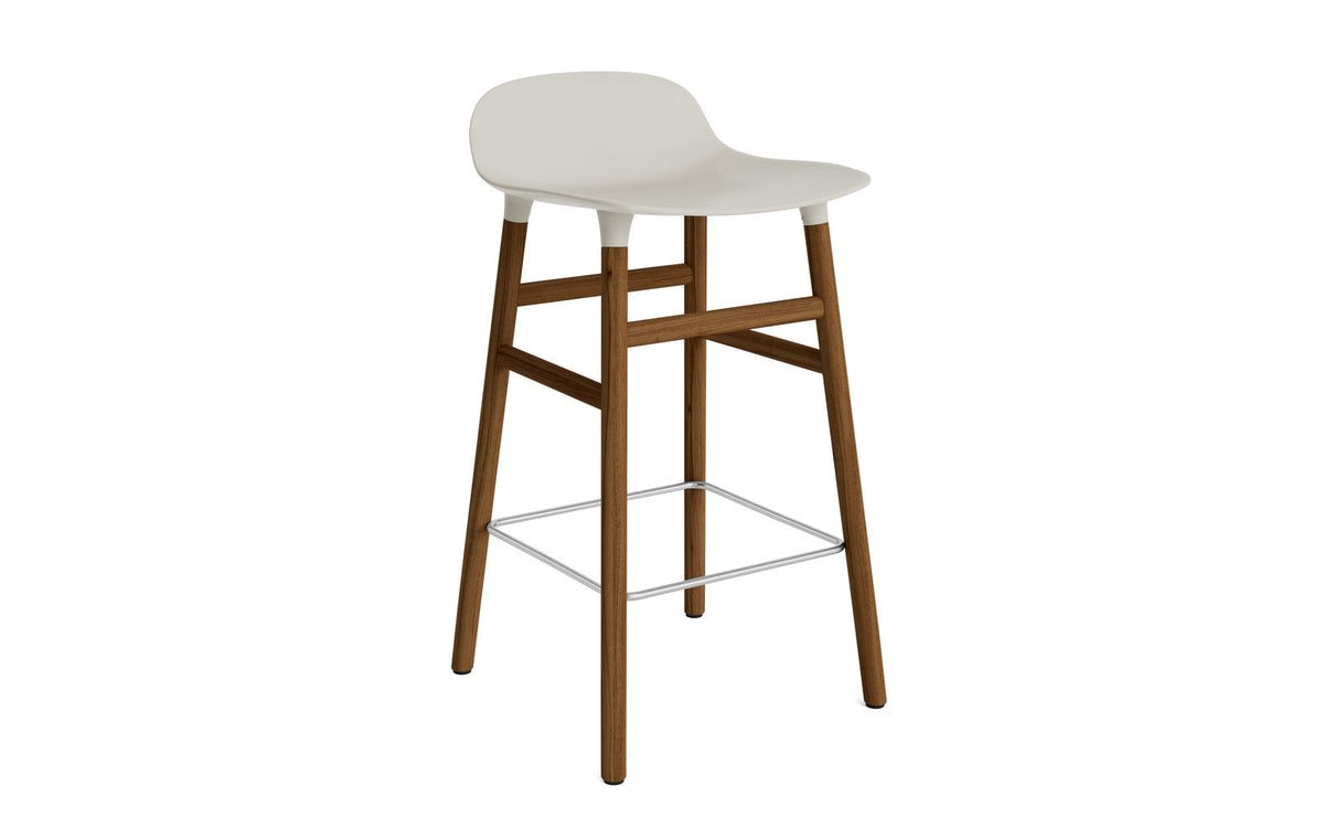 Form Barstuhl 65 cm Hellgrau/Walnuss in Hellgrau präsentiert im Onlineshop von KAQTU Design AG. Barstuhl ist von Normann Copenhagen