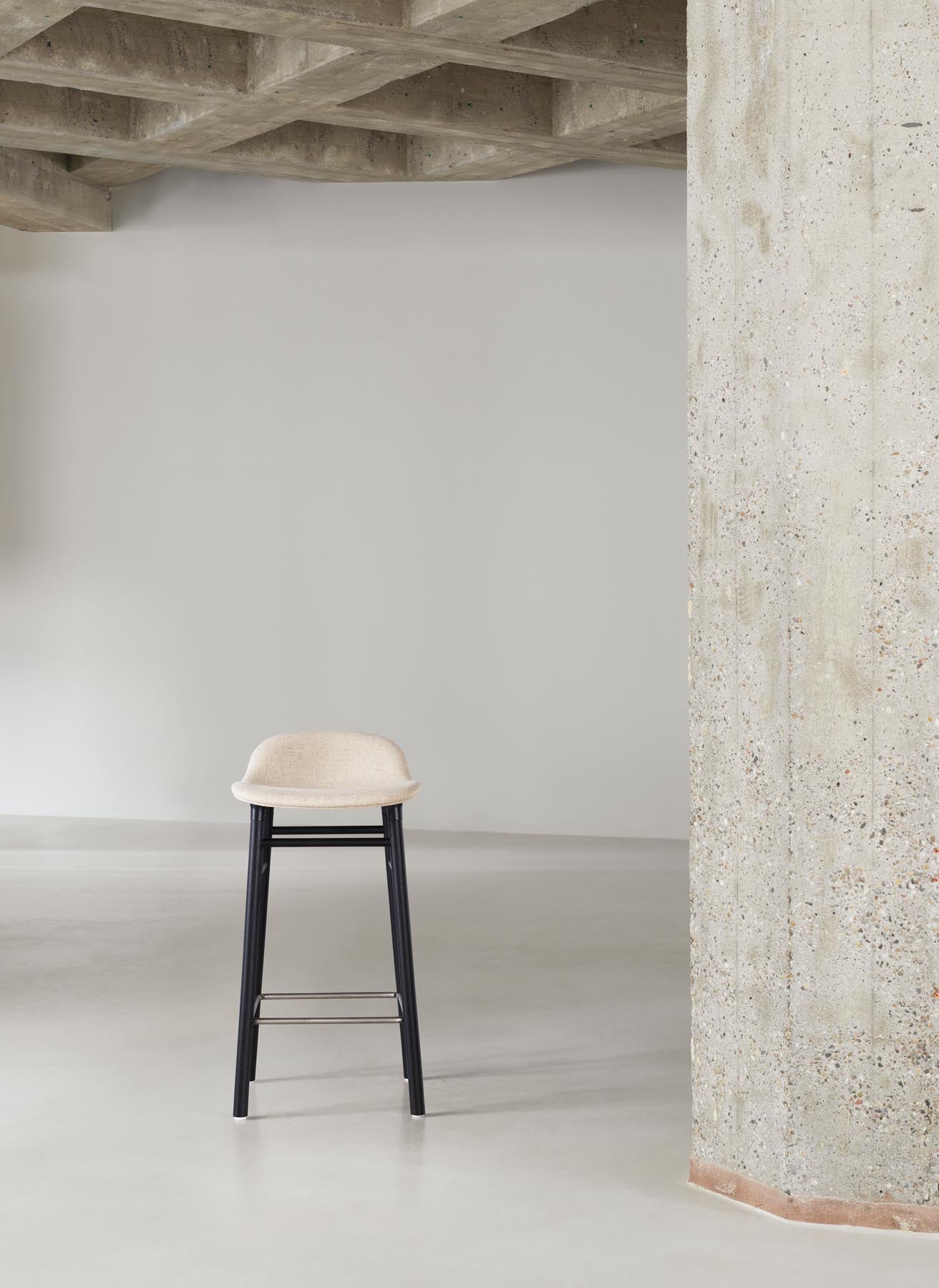 Form Barstuhl 65 cm Braun/Walnuss in  präsentiert im Onlineshop von KAQTU Design AG. Barstuhl ist von Normann Copenhagen