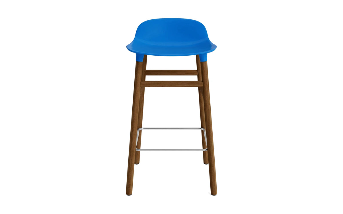 Form Barstuhl 65 cm Leuchtendes Blau/Walnuss in Leuchtendes Blau präsentiert im Onlineshop von KAQTU Design AG. Barstuhl ist von Normann Copenhagen