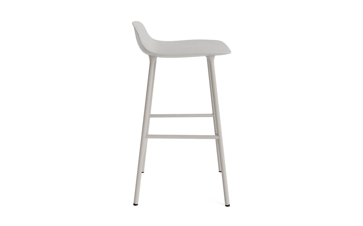 Form Barstuhl 65 cm Warmes Grau/Stahl in Warmes Grau präsentiert im Onlineshop von KAQTU Design AG. Barstuhl ist von Normann Copenhagen