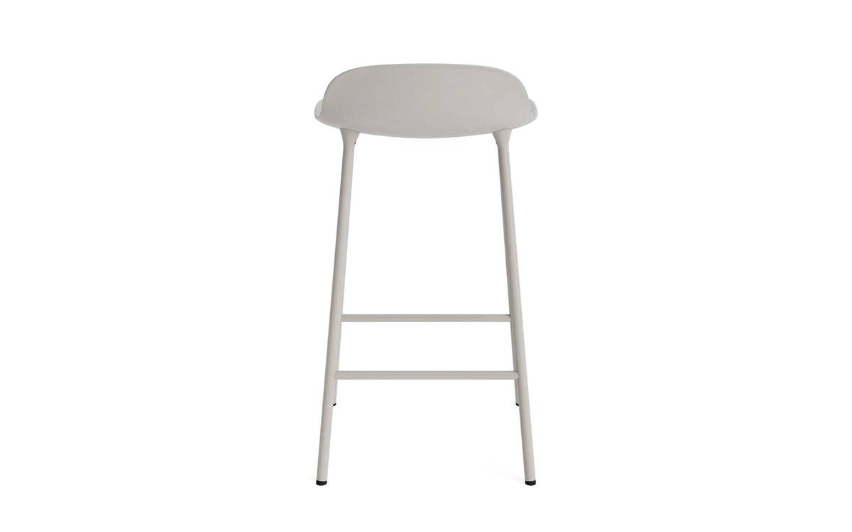 Form Barstuhl 65 cm Warmes Grau/Stahl in Warmes Grau präsentiert im Onlineshop von KAQTU Design AG. Barstuhl ist von Normann Copenhagen