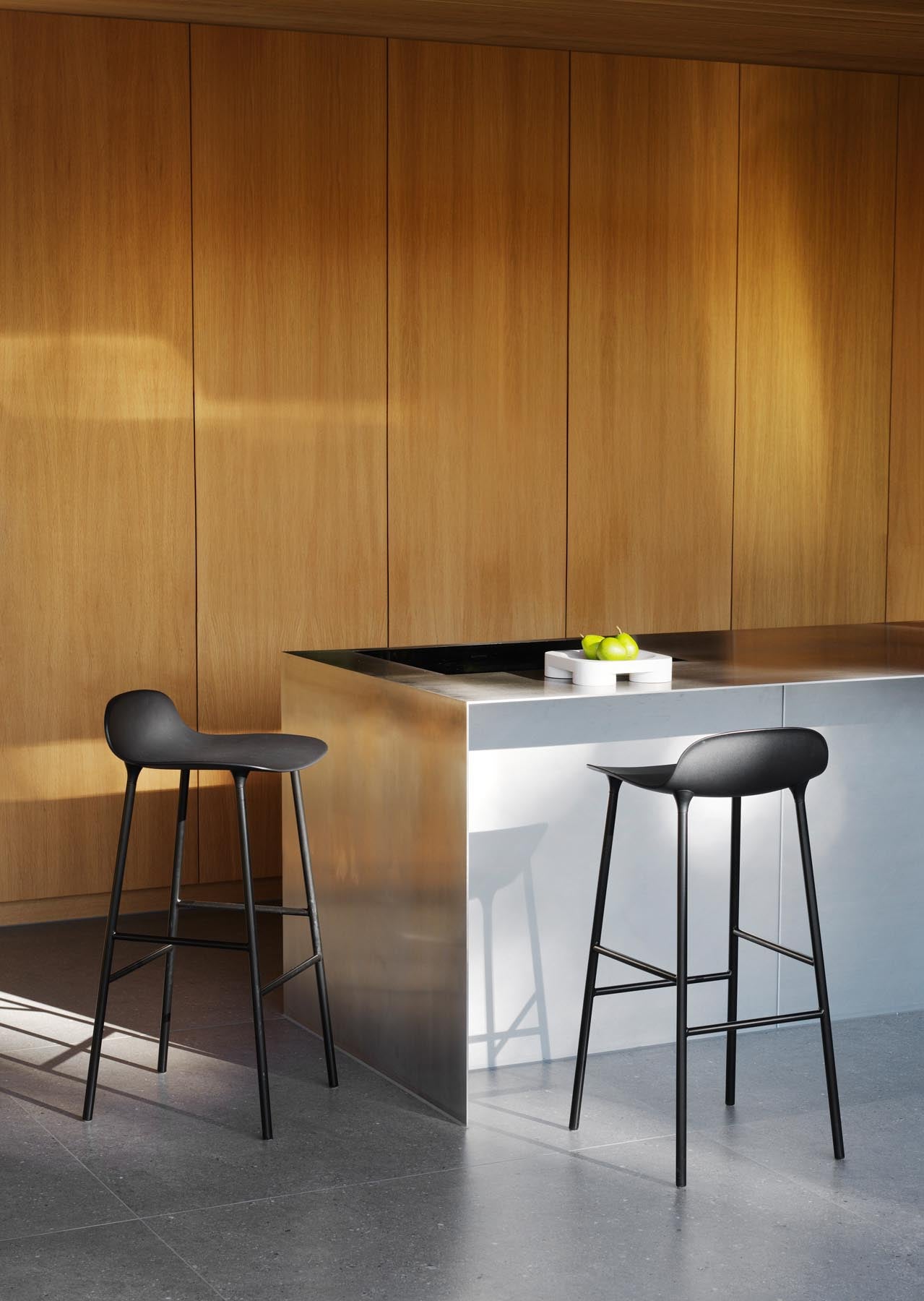 Form Barstuhl 65 cm Creme/Stahl in  präsentiert im Onlineshop von KAQTU Design AG. Barstuhl ist von Normann Copenhagen