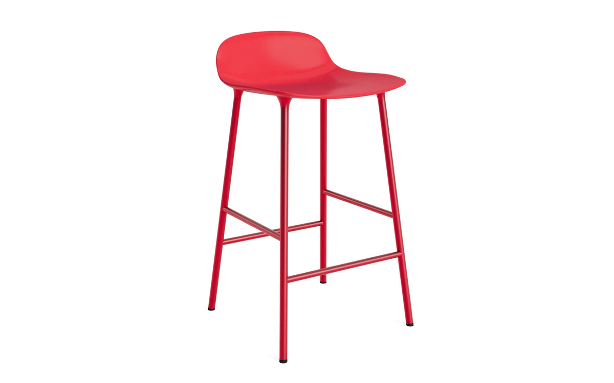 Form Barstuhl 65 cm leuchtendes rot/Stahl in Leuchtendes Rot präsentiert im Onlineshop von KAQTU Design AG. Barstuhl ist von Normann Copenhagen