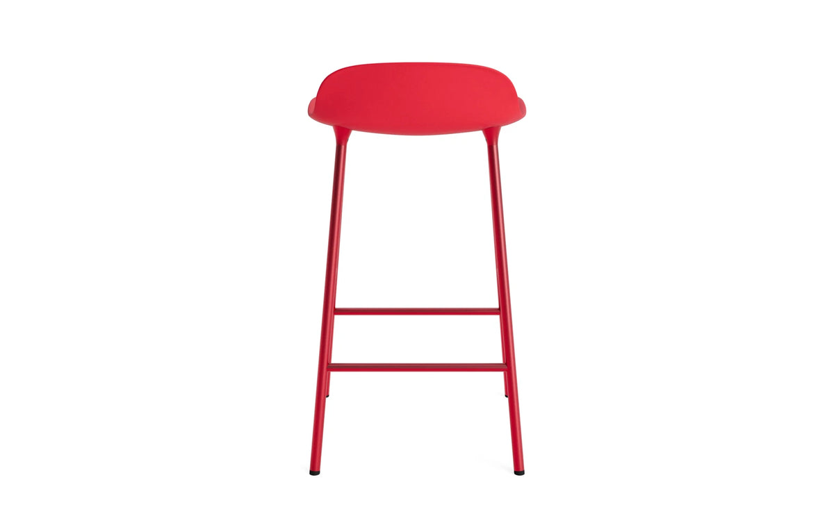 Form Barstuhl 65 cm leuchtendes rot/Stahl in Leuchtendes Rot präsentiert im Onlineshop von KAQTU Design AG. Barstuhl ist von Normann Copenhagen