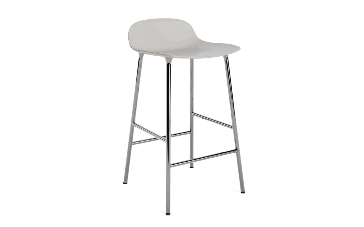 Form Barstuhl 65 cm Warmes Grau/Chrom in Warmes Grau präsentiert im Onlineshop von KAQTU Design AG. Barstuhl ist von Normann Copenhagen