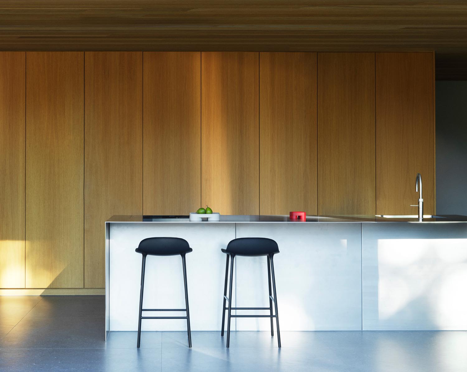 Form Barstuhl 65 cm Creme/Chrom in  präsentiert im Onlineshop von KAQTU Design AG. Barstuhl ist von Normann Copenhagen