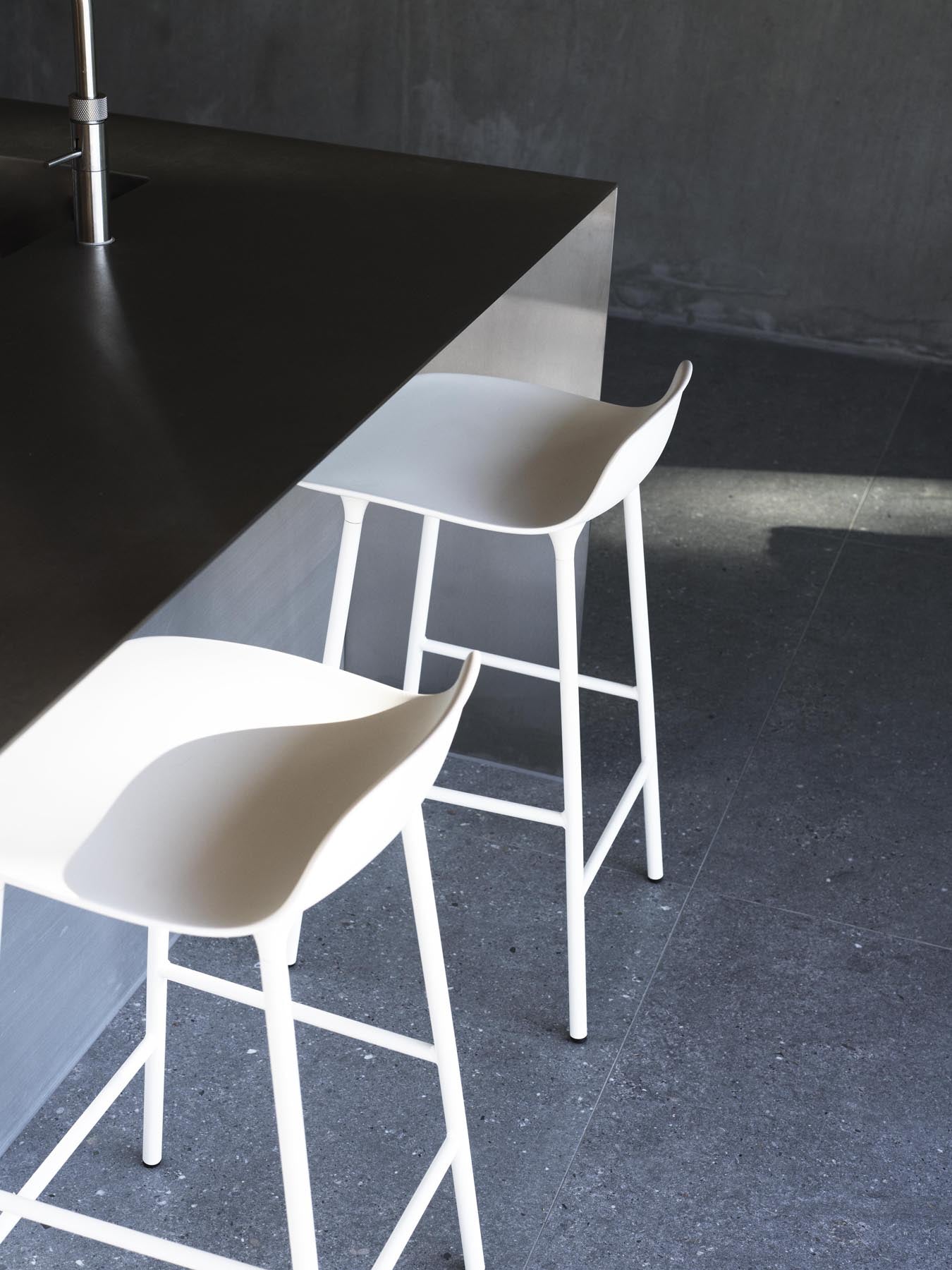 Form Barstuhl 65 cm Creme/Chrom in  präsentiert im Onlineshop von KAQTU Design AG. Barstuhl ist von Normann Copenhagen