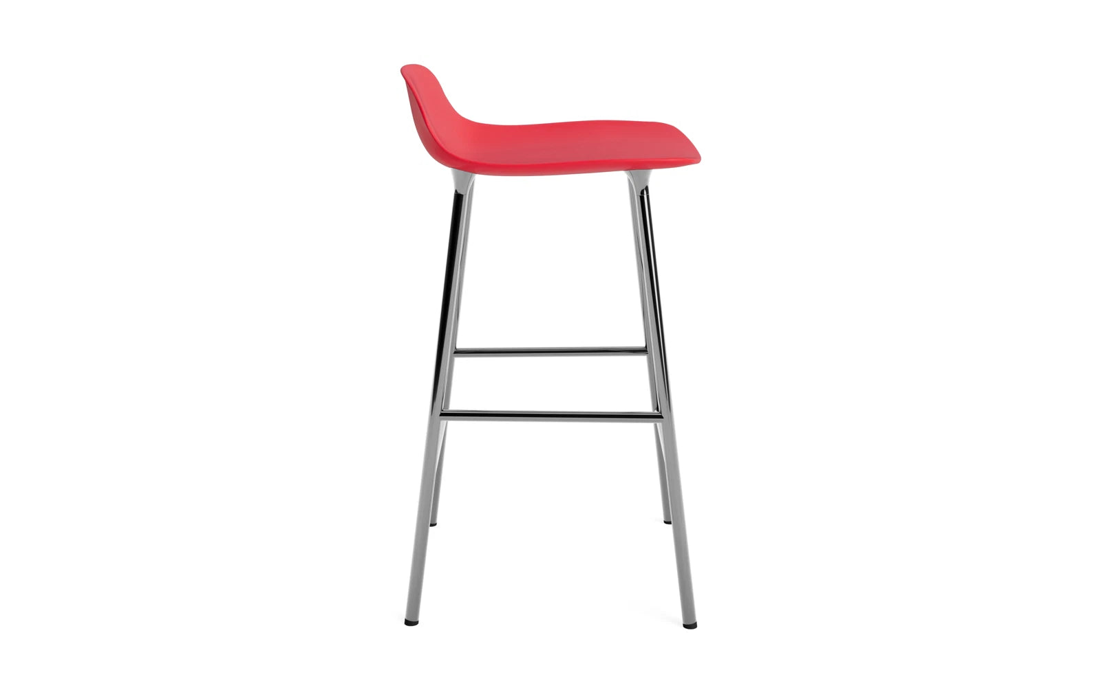 Form Barstuhl 65 cm Leuchtendes Rot/Chrom in  präsentiert im Onlineshop von KAQTU Design AG. Barstuhl ist von Normann Copenhagen