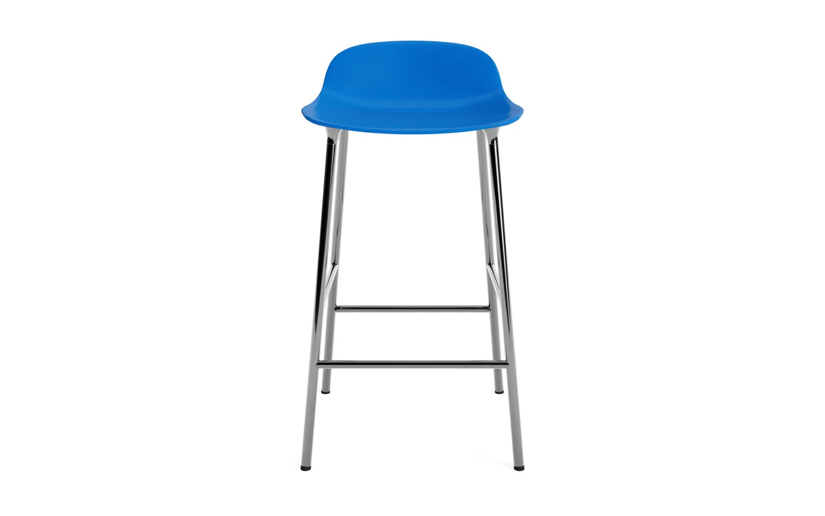 Form Barstuhl 65 cm Leuchtendes Blau/Chrom in Leuchtendes Blau präsentiert im Onlineshop von KAQTU Design AG. Barstuhl ist von Normann Copenhagen