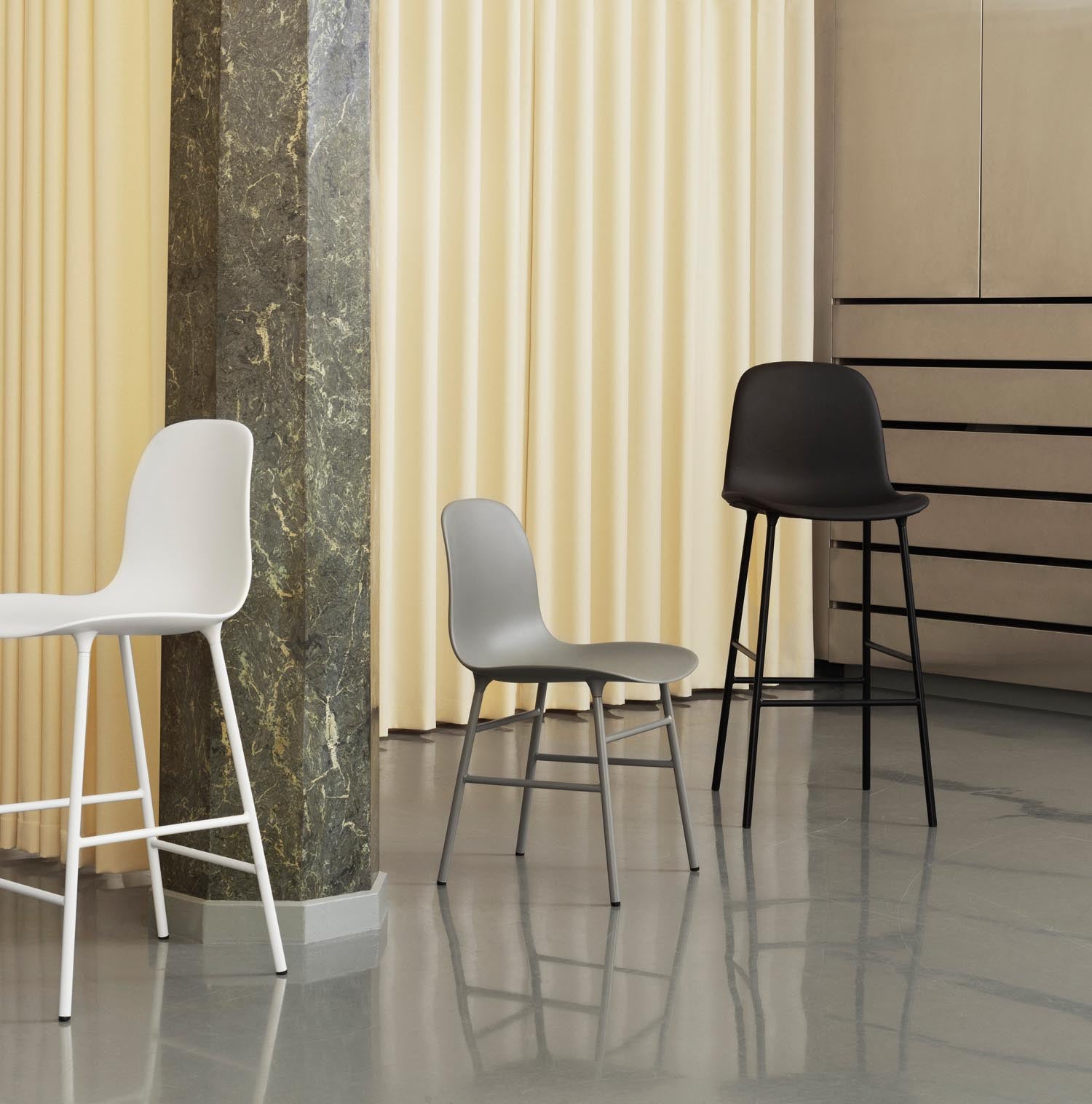 Form Barstuhl 65 cm Stahl/ Hellgrau in  präsentiert im Onlineshop von KAQTU Design AG. Barstuhl ist von Normann Copenhagen