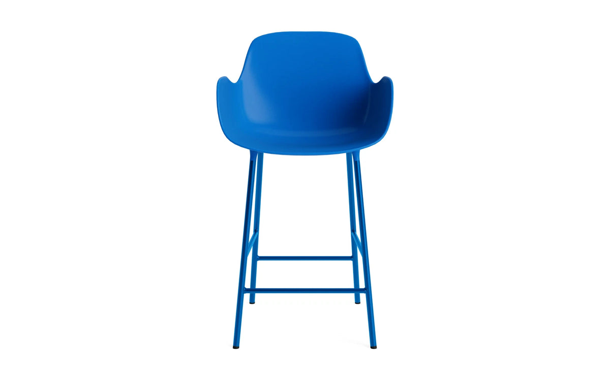 Form Barstuhl mit Armlehne 65 cm Stahl/Leuchtendes blau in Leuchtendes blau präsentiert im Onlineshop von KAQTU Design AG. Barstuhl ist von Normann Copenhagen