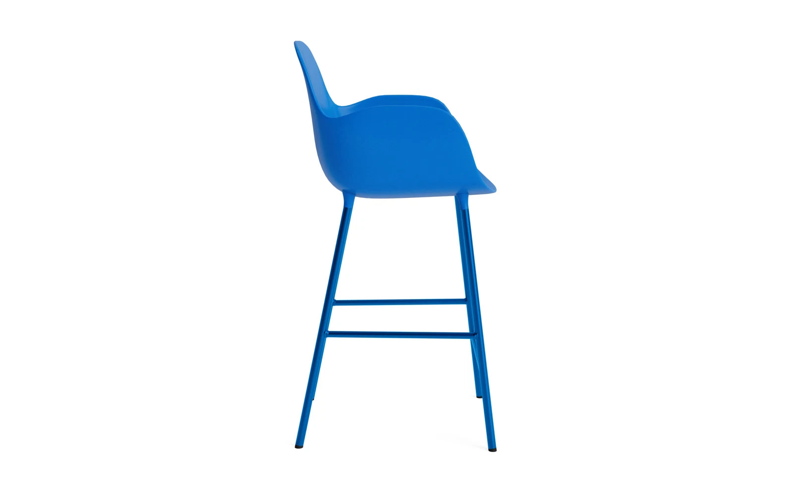 Form Barstuhl mit Armlehne 65 cm Stahl/Leuchtendes blau in  präsentiert im Onlineshop von KAQTU Design AG. Barstuhl ist von Normann Copenhagen