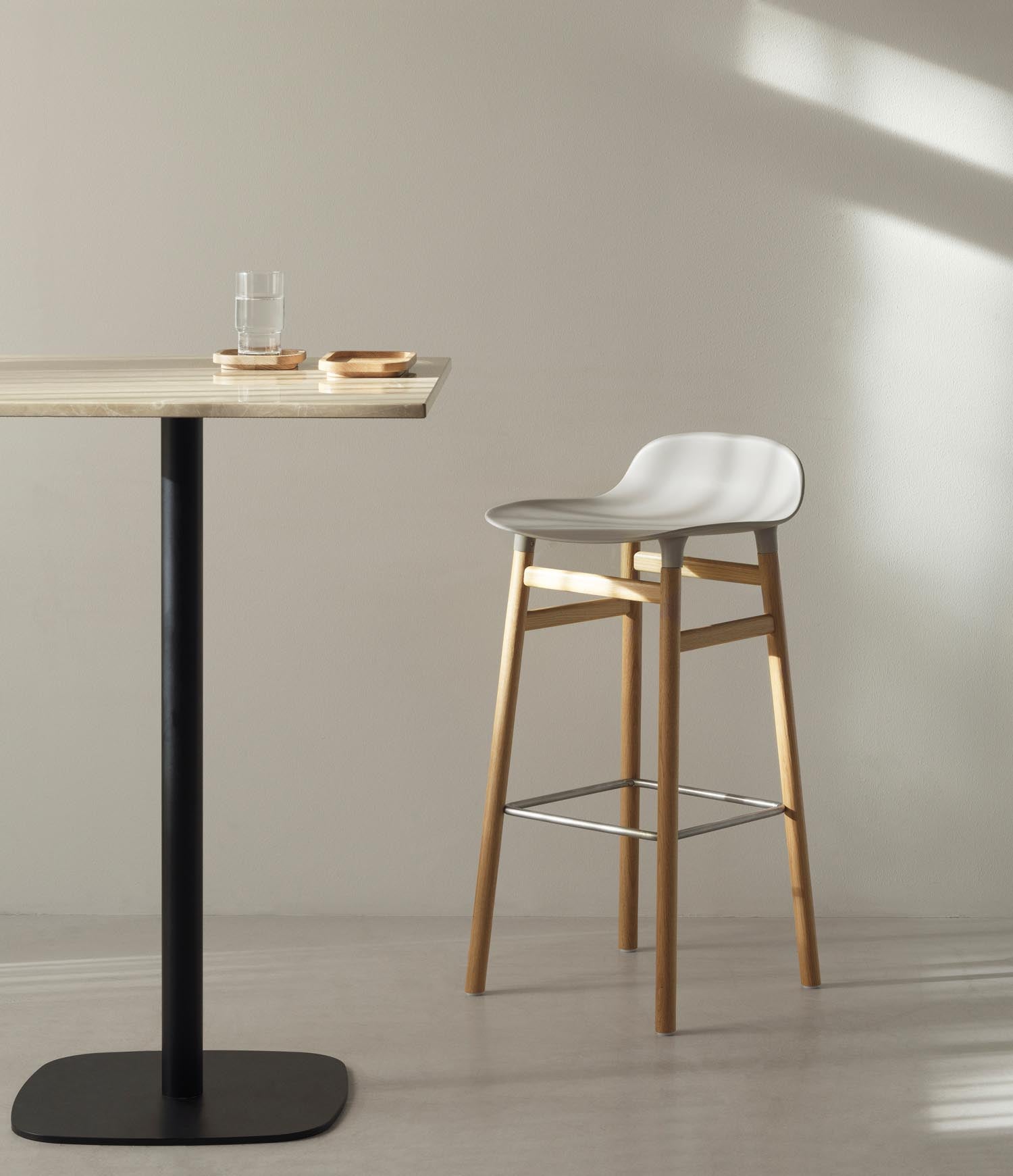 Form Barstuhl 75 cm creme/Eiche in  präsentiert im Onlineshop von KAQTU Design AG. Barstuhl ist von Normann Copenhagen