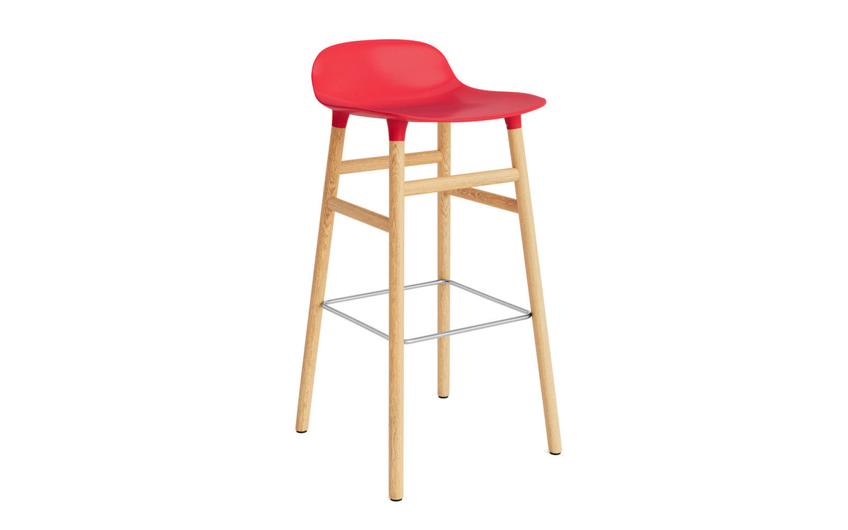 Form Barstuhl 75 cm Leuchtendes Rot/Eiche in Leuchtendes Rot präsentiert im Onlineshop von KAQTU Design AG. Barstuhl ist von Normann Copenhagen