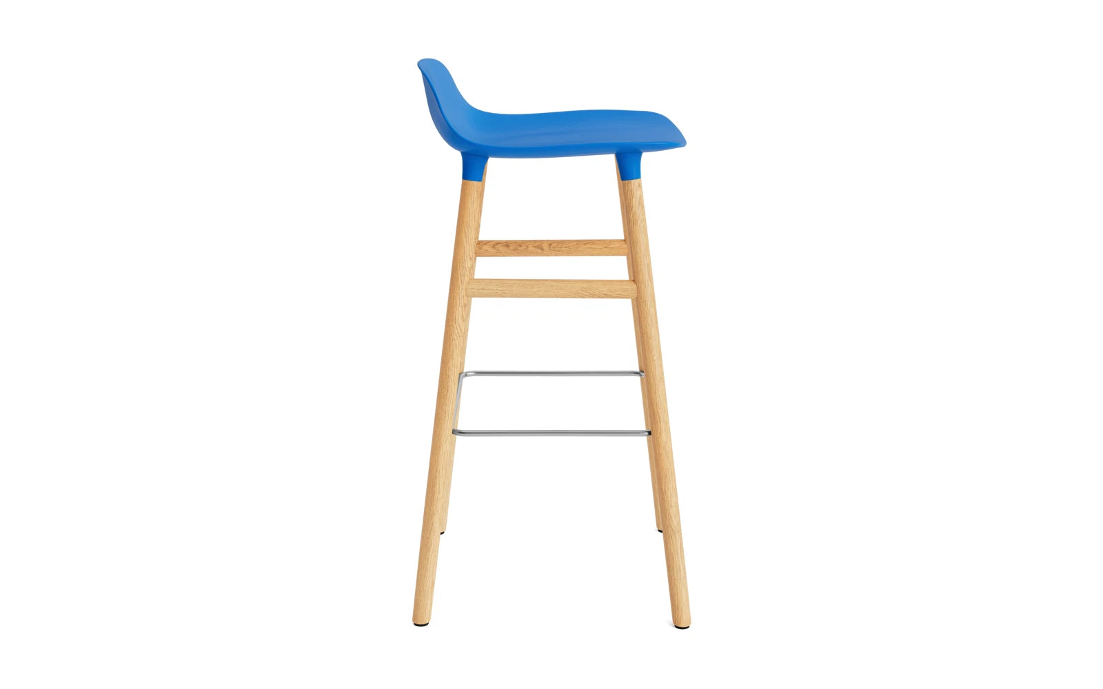 Form Barstuhl 75 cm Leuchtendes Blau/Eiche in  präsentiert im Onlineshop von KAQTU Design AG. Barstuhl ist von Normann Copenhagen