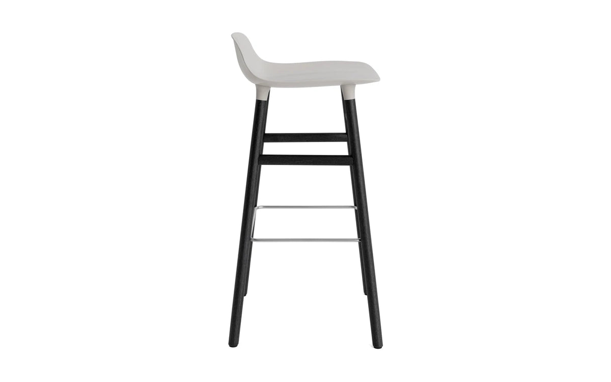Form Barstuhl 75 cm warmes grau/schwarz in Warmes Grau präsentiert im Onlineshop von KAQTU Design AG. Barstuhl ist von Normann Copenhagen