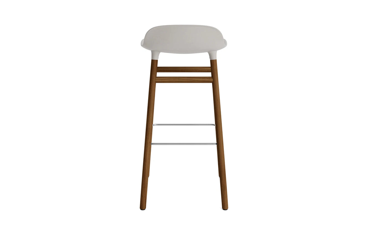 Form Barstuhl 75 cm Warmes Grau/Walnuss in Warmes Grau präsentiert im Onlineshop von KAQTU Design AG. Barstuhl ist von Normann Copenhagen