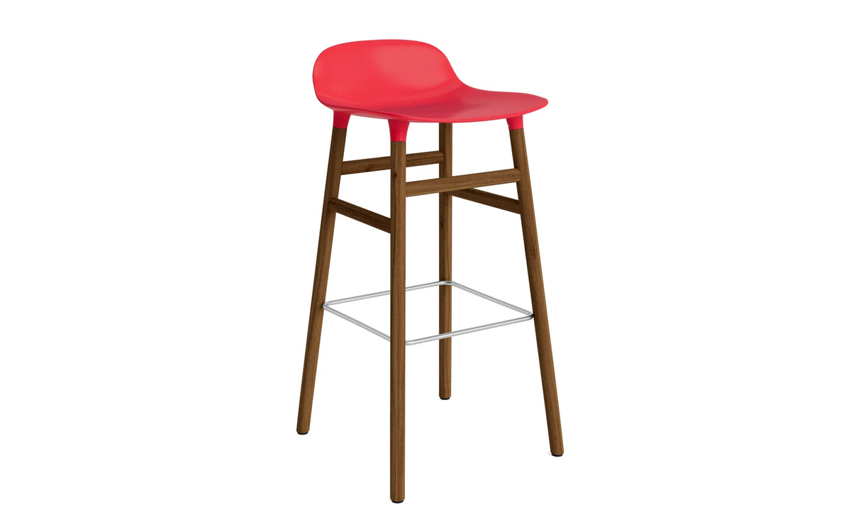Form Barstuhl 75 cm Leuchtendes Rot/Walnuss in Leuchtendes Rot präsentiert im Onlineshop von KAQTU Design AG. Barstuhl ist von Normann Copenhagen
