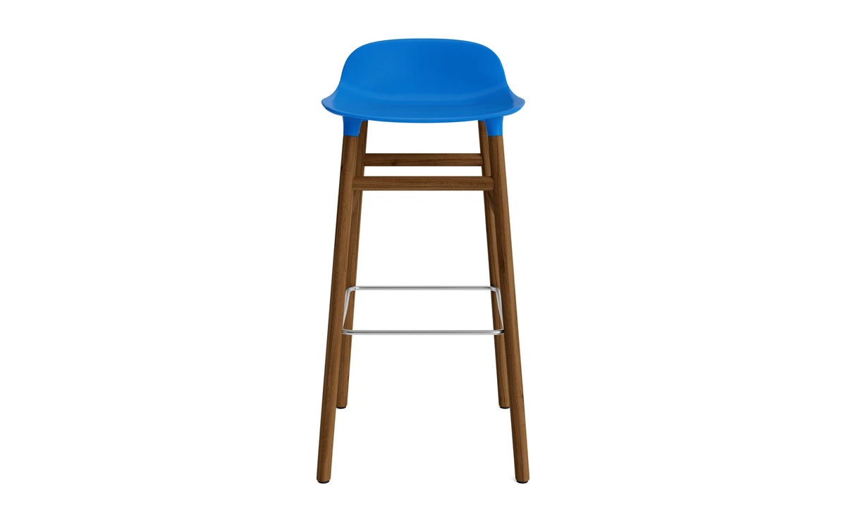 Form Barstuhl 75 cm Leuchtendes Blau/Walnuss in Leuchtendes Blau präsentiert im Onlineshop von KAQTU Design AG. Barstuhl ist von Normann Copenhagen