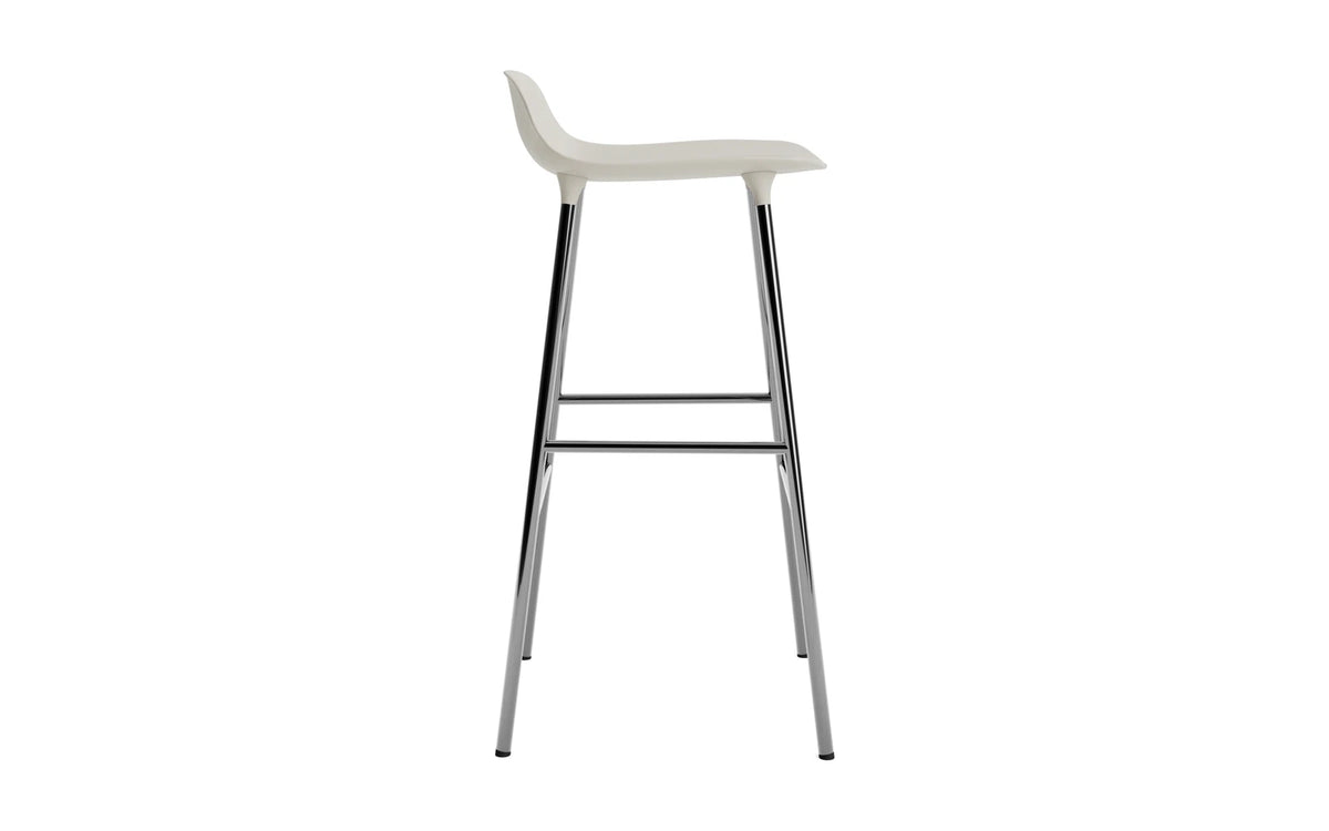Form Barstuhl 75 cm Hellgrau/Chrom in Hellgrau präsentiert im Onlineshop von KAQTU Design AG. Barstuhl ist von Normann Copenhagen