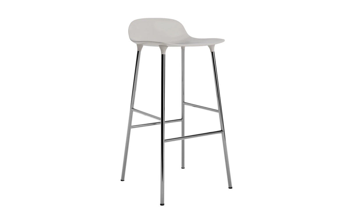 Form Barstuhl 75 cm Warmes Grau/Chrom in Warmes Grau präsentiert im Onlineshop von KAQTU Design AG. Barstuhl ist von Normann Copenhagen